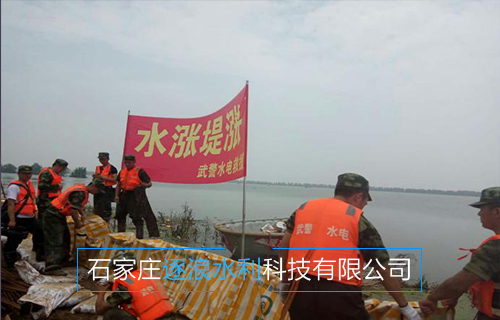 河北沿海地區(qū)，現(xiàn)場(chǎng)為堵水墻建設(shè)工作進(jìn)行中
